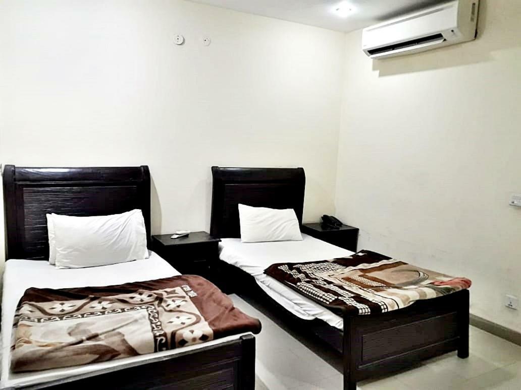 Fortville Hotel Lahore Buitenkant foto